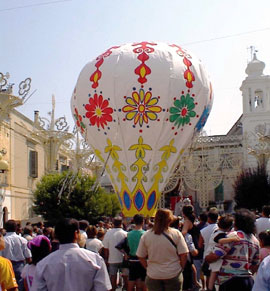 Festa di S. Rocco in Valenzano, sottolineata qui con il lancio di un pallone.