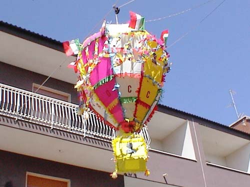 Mongolfiere sospeco con funi in mezzo alla strada