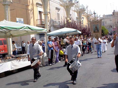 Banda bassa precede la processione.